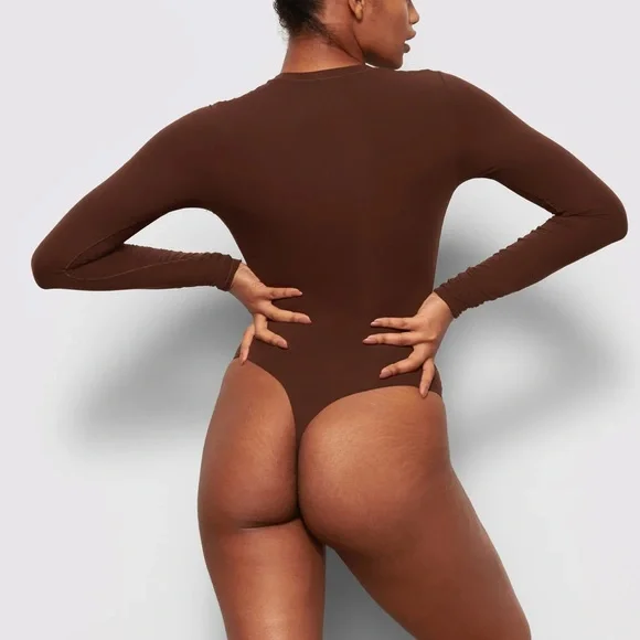 ‼️SOLD OUT‼️ SKIMS Fits Everybody Long Sleeve Crew Neck Bodysuit | Brown - Picture 3 of 11